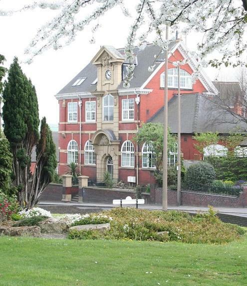 Carnegie Library: Austen Apartment 2 Bedroom Mexborough ภายนอก รูปภาพ